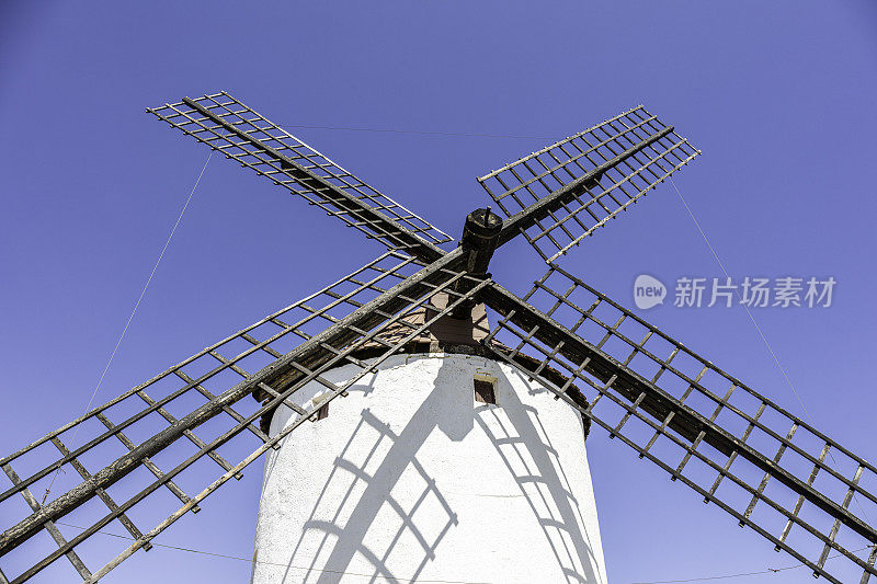 Mota Del Cuervo，西班牙昆卡，Mota Del Cuervo历史悠久的白色风车。